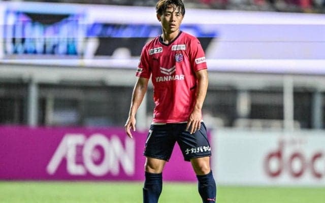 「キャプ翼やん」「ゴラッソ過ぎる」C大阪・鈴木徳真のスーパーゴールが驚愕と賞賛の嵐！ 両チーム選手の頭上を射抜いた「強烈ダイレクトボレー」