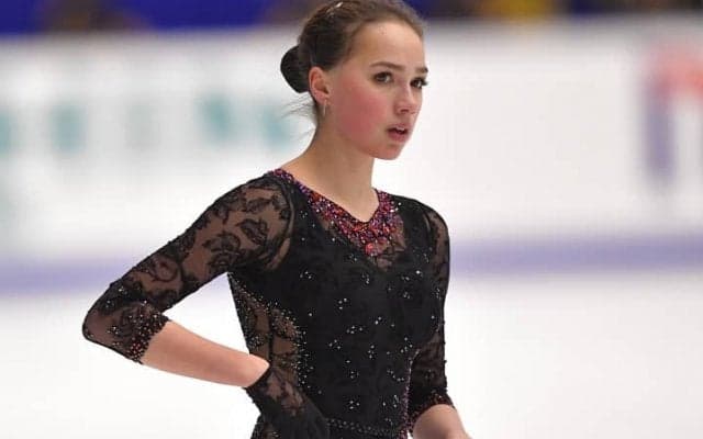 ザギトワ、バカンス中の白ニット姿に「なんて美しいんだ」とファン心酔！「ラフな服装が最高」の声も