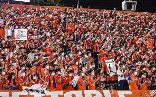 「ごめん…こんな泣けるんだね」J2新潟の声出し応援解禁で「ピッチレベルの感動光景」公開！ スタジアムがペンライトと「にっいがったぁ」に満ち溢れる！