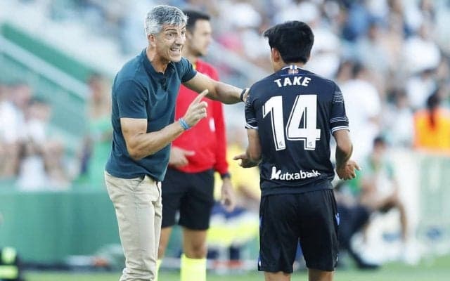 「微笑ましすぎる」マンチェスターU戦の「歴史的勝利」で喜び＆お茶目さ爆発! ”レアル・ソシエダ指揮官”が選手に「抱きつく」様子が話題に