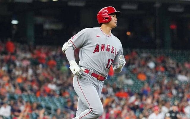 【MLB】大谷翔平が「片手で打った」　“中半日”で豪快2ラン、米衝撃「5回1失点の数時間後に」