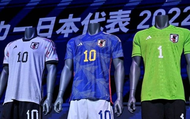 久保建英の「新ユニ着用ガッツポーズ写真」公開！ カタール向けユニフォーム販売開始で、アディダスが日本代表4選手の写真を投稿！