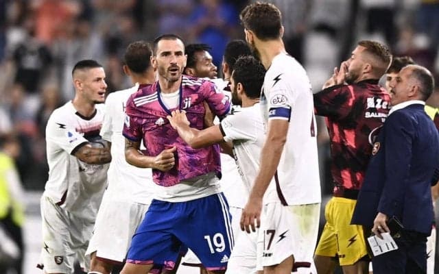 セリエAで「後半ATに4人退場」の珍事件! 逆転ゴールで脱いで退場→VARでゴール取り消し→両チーム合計3人にレッドカード…「情報量多すぎる」の声挙がる