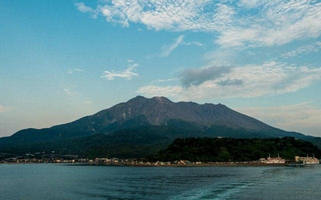 海外では「信じられない」、「クレイジー」、J3鹿児島が桜島を望む本拠地から「試合後に灰が降っている様子です」