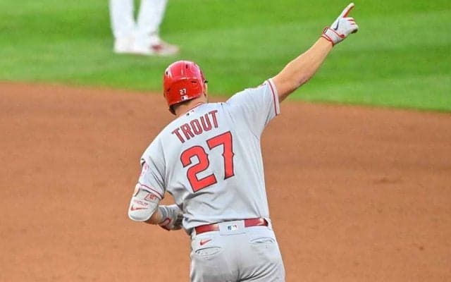 トラウト7戦連発の35号同点2ラン！　MLB記録まであと1、米記者驚愕「信じられない」