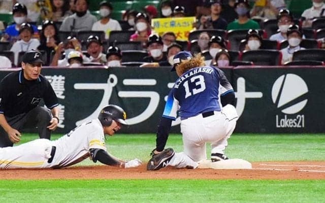 鷹・柳田悠岐、珍プレーにガックリ…不規則バウンドで内野安打もオーバーランで戻れずアウト