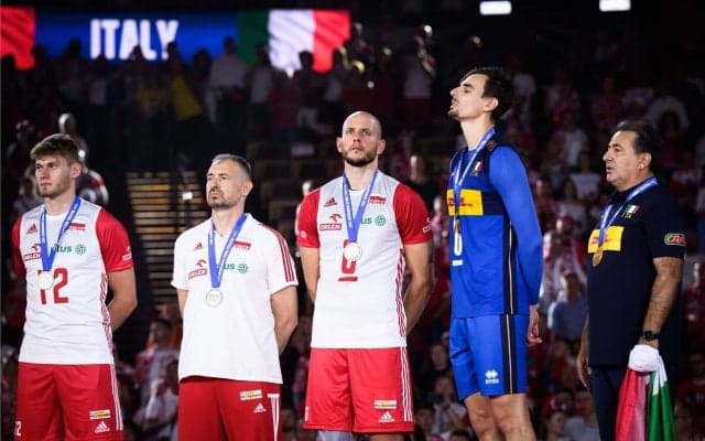 クラブ、代表でV逸のクレクが敗戦後に見せるリーダーの姿。永露元稀への抱擁に込めた思い