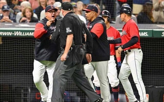 【MLB】「殴りかかる勢い」「何が起こった？」　指揮官怒り爆発“同時退場”の珍事に騒然