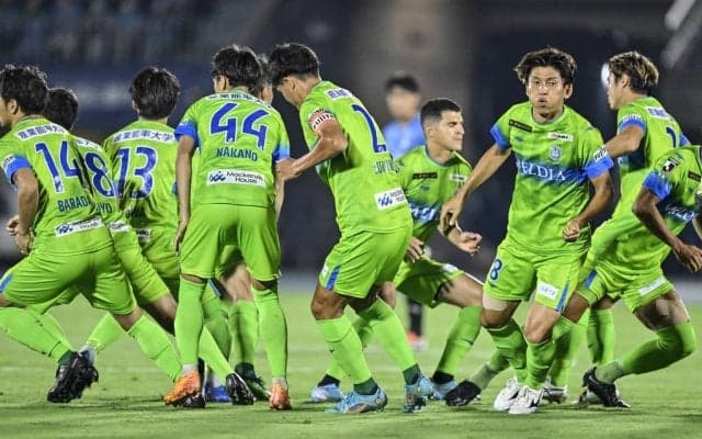 「いやゴツいな」「フィジカルえぐそう」J1湘南に新加入の元ナイジェリア代表MFがチームに合流！ 残留に向け、サポーターの期待高まる！