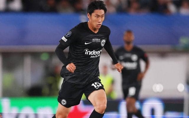 「素晴らしいポゼッションと前進を見せた」CL2戦目でPOTMに選ばれた鎌田大地が笑顔でトロフィーと2ショット「素晴らしい夜」