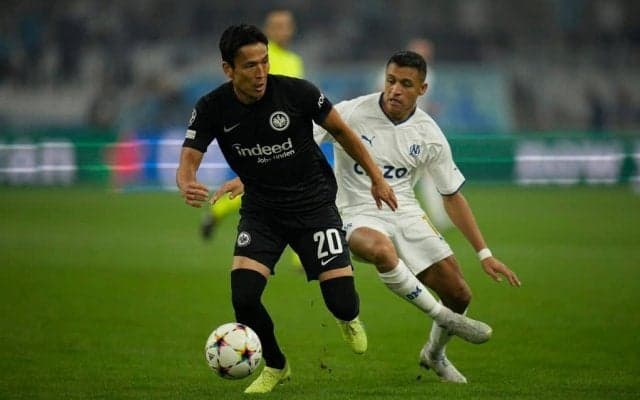 「かっこよすぎて涙出る」長谷部誠がフランクフルトの「CL初勝利」に貢献! 3バック中央での奮闘に賛辞の声