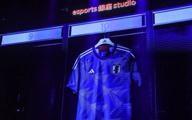 「むっちゃ欲しい」」「なかなか、いい色」サッカー日本代表モデルの「ゲーミングチェア」が明らかに！ 気になる「値段」と「総重量」