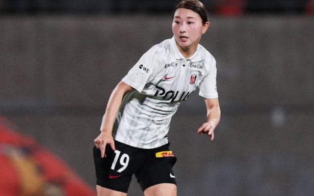 「葡萄より顔小さい！」「ほっぺが落ちそう」浦和L・塩越柚歩が好物との3ショットにファン反応「ぶどうになりたいと思ったのは初めて」