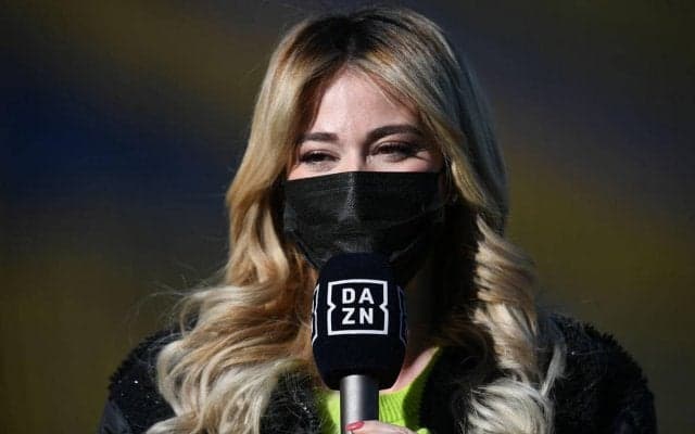 「バルサが3-0で勝ったら“裸”でカンプ・ノウに行く」『DAZN』のイタリア人美女レポーターの誓いはデマ