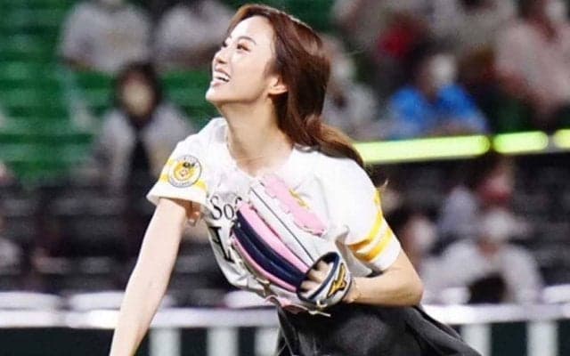 ミニスカ姿の美人YouTuberが「可愛すぎる」　笑顔を振りまきワンバン投球