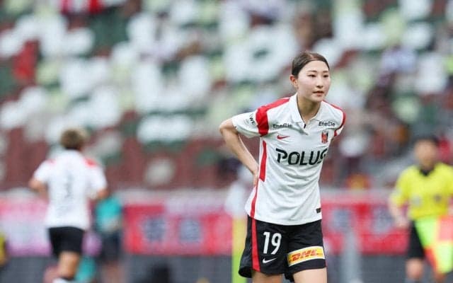 「可愛いなぁ」「顔小さい！」浦和 L・塩越柚歩の“Wぶどうショット”が大反響！ 大好きなものに囲まれ、感謝の気持ち記す