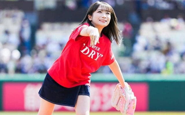 赤面のミニスカ投法「どうしてこんなに可愛い」　止まらぬ200万再生「全てが完璧」