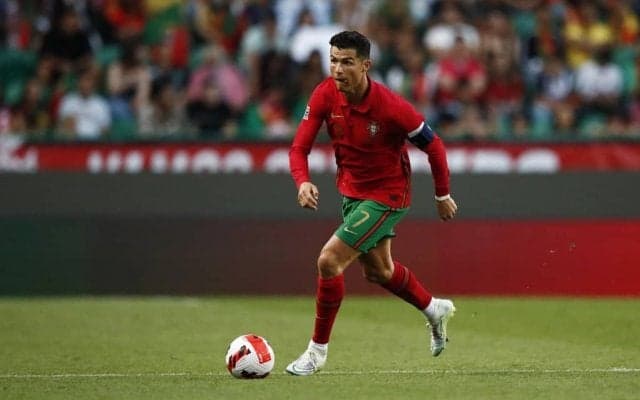 「完璧だ」「素敵なパジャマだ」ポルトガル代表の「新ユニフォーム」発表も、ファンは賛否両論！ Cロナウドが着用する大胆な配色デザイン