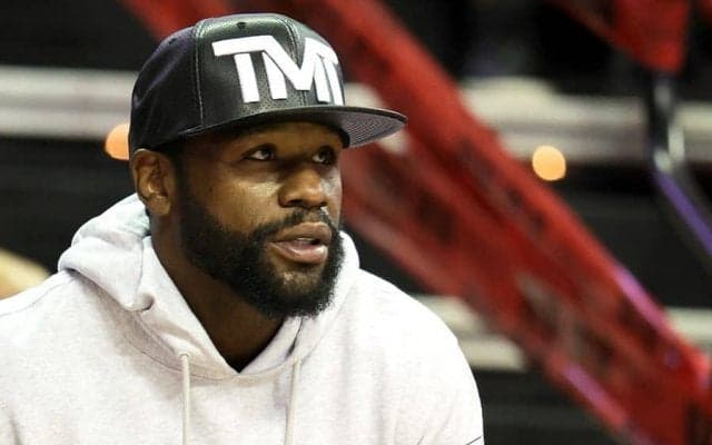 NFL開幕戦に718万円賭けたメイウェザー　ヤギに札束与える行動が「初めて見た」と話題