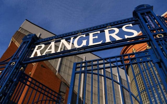 圧巻すぎる最大限の敬意！ エリザベス女王に捧げる壮大なコレオ!! レンジャーズサポがスタンド一面に英国旗を展開