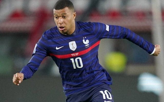 「W杯を感じない」「いまいち」フランス代表のW杯ユニフォームがシンプルすぎて不評、PRに起用したラッパーには不快感「理解できない」