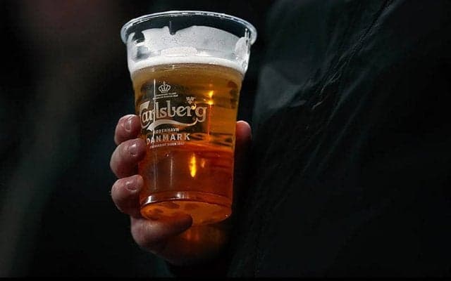 名産ビールを無料で振る舞う！　コペンハーゲンがCLセビージャ戦でアウェイサポーターをおもてなし