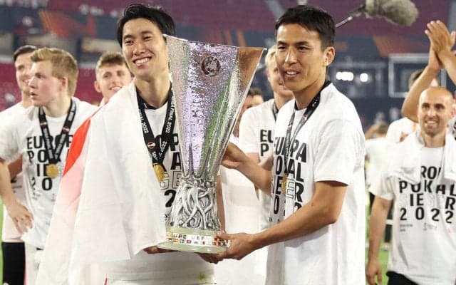 「笑顔最高」長谷部誠がフランクフルトで獲得した2つのトロフィーと記念写真、ファンは「1つ足りない」とCL制覇を希望