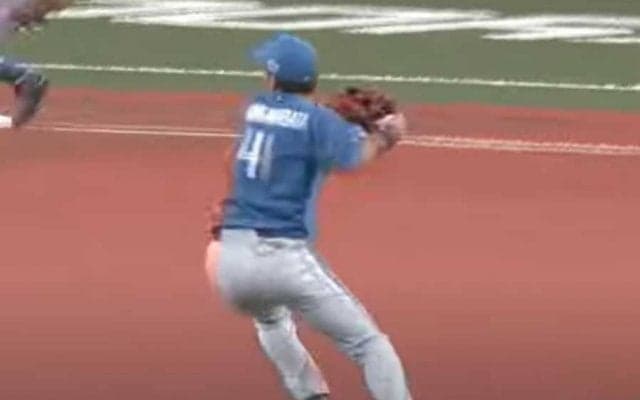「捕ってからが恐ろしく速い」　三遊間からの“早業スロー”が「アウトになるの凄すぎ」