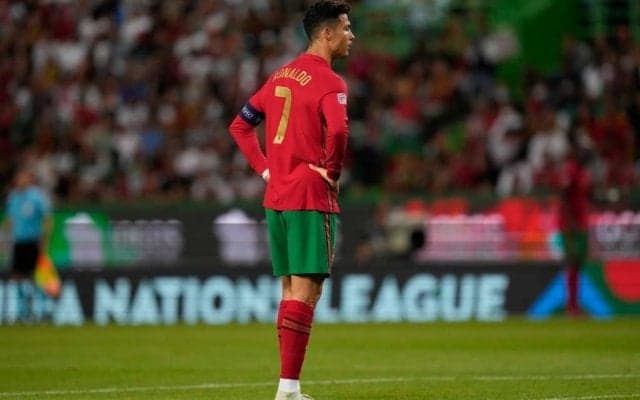 「ロナウドに何を着せているの⁉」ポルトガル代表の「CR7新ユニフォーム着用動画」にまさかのコメント多数……赤と緑の大胆配色が要因か