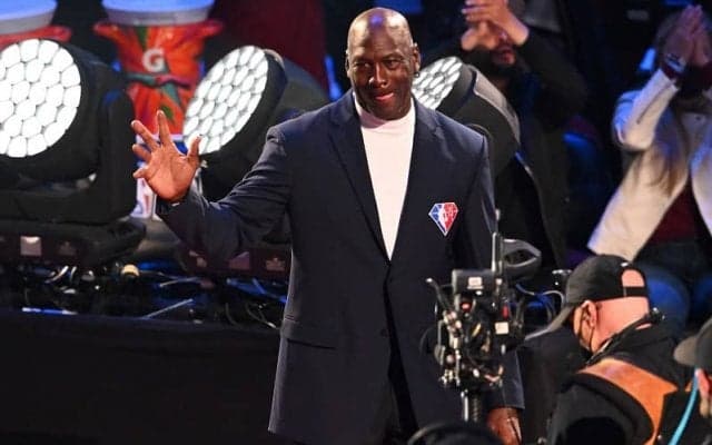 ジョーダンが1998年ファイナル初戦で着用したユニフォームが史上最高額の約14億円で落札