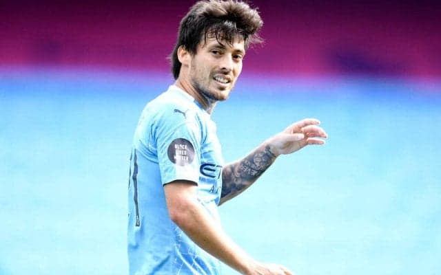 “シティのレジェンド”ダビド・シルバが自身の彫像と初対面！「生で見るのは感動的だった」