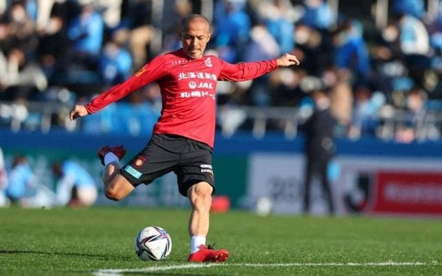 「ボールの呼吸を読みすぎです。。」小野伸二の“背面トラップ”が神業すぎて35万回再生！ 乾貴士も「すご」と驚いた、衝撃のボールコントロール