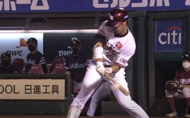 驚く投手の「反応かわいい」　大混乱呼んだ“究極悪球打ち”は「こんなプレー初めて」