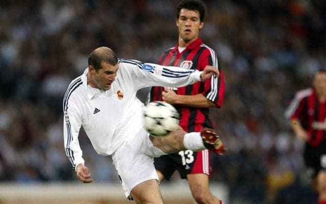 「最高のボールタッチだ」レアル・マドリードがジダン、ロベルト・カルロス、グティなど歴代選手の「伝説的ワンタッチゴール集」を公開!