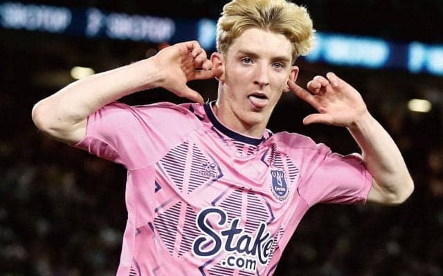 チェルシーが狙う21歳FWゴードン、エバートンと週給6倍で契約更新へ？