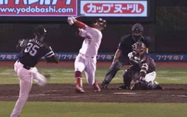 打者も不格好「ファウルすら前に飛ばさせない」　絶望の“無双球”に「かすりもしない」