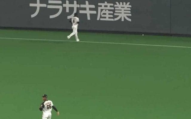 本塁→左翼→本塁→無人の外野　防げなかった無情の“ボール大移動”が「超激レア」