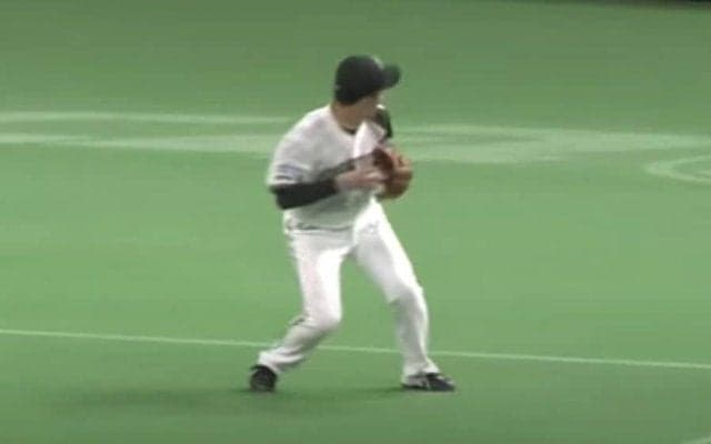 投手が帽子脱いで“最敬礼”　クールな超美技が「職人の極み」「捕り方カッコイイ」