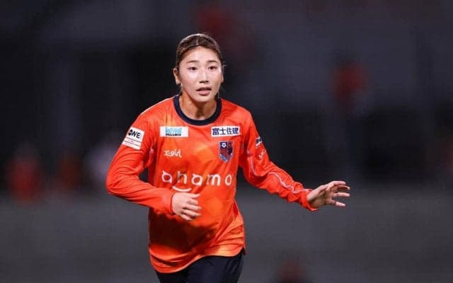 「制服姿お似合いで可愛い」仲田歩夢が「母校の高校制服姿」を全身公開！ 先輩と並んでの制服2ショットに「夢のコラボです」とファン歓喜！