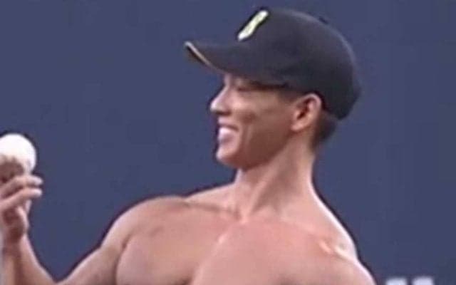 全身ムキムキ右腕の「絵面が凄すぎ」　筋肉だけの132キロ始球式が「クッソ面白い」