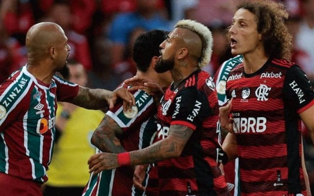ブラジル屈指の好カードが大荒れ… 元セレソン同士のエキサイトに主審も呆れる？