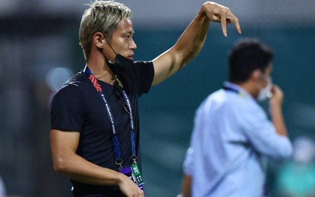 「また髪の毛伸びてきてる」日本と戦うU-23カンボジア代表を率いる本田圭佑の“指導姿”が反響！メモを取る姿も