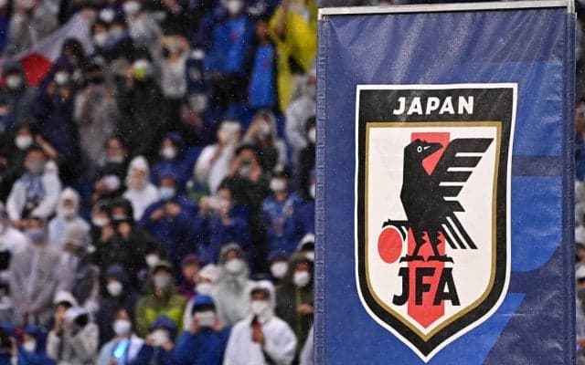 「素晴らしい取り組み」“黄色”の新ウェアで笑顔溢れる日本代表の選手たち、グラウンドで子供たちにファンサービス