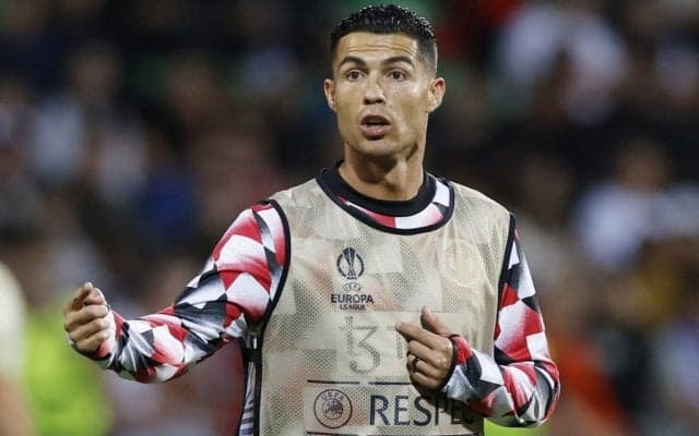 ｢冗談だろ｣!? マンUのC・ロナウド「アップ中のラボーナ弾｣に大反響!! ｢やっぱり怪物｣ポルトガル代表エースの｢鮮烈ゴール｣