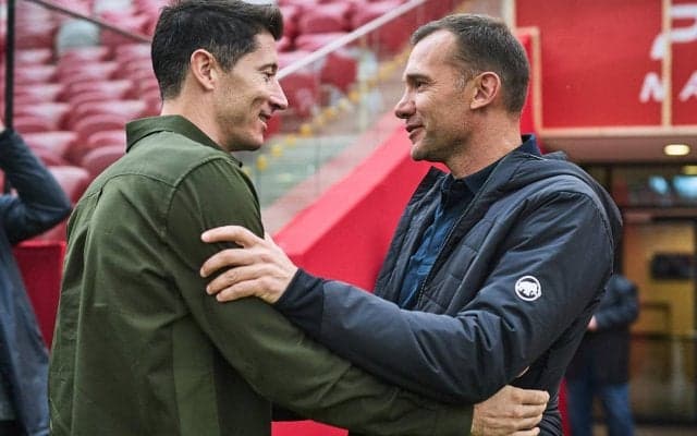 「W杯に持っていく」シェフチェンコから託されたウクライナカラーのアームバンドをレヴァンドフスキが着用「誇りに思う」