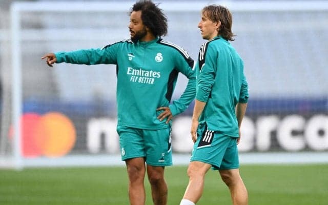 「これはかわいい」マルセロ、息子とのレアル時代のロッカー映像に再脚光！選手とのヘディング美技に「僕らを幸せにするのはシンプルなこと」