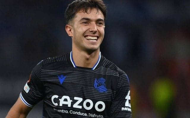 今季で退団報道のブスケッツ、バルサは後継者に久保建英の同僚を狙う