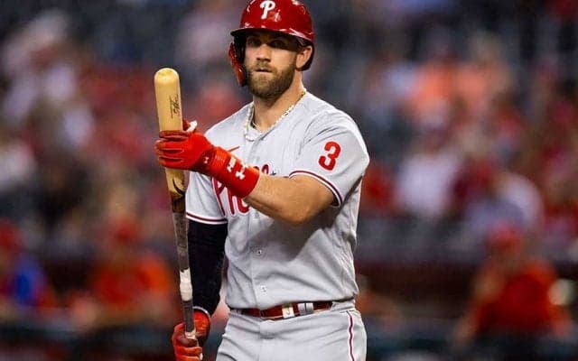 【MLB】バットに「カスリもしてない」　ハーパーの“迷演技”にファン爆笑「惜しくもない」