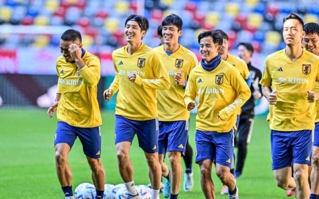 長谷部誠がカタール直前の森保JAPANに電撃合流！ 日本代表のベンチコを着用し、選手のトレーニングを見守る！