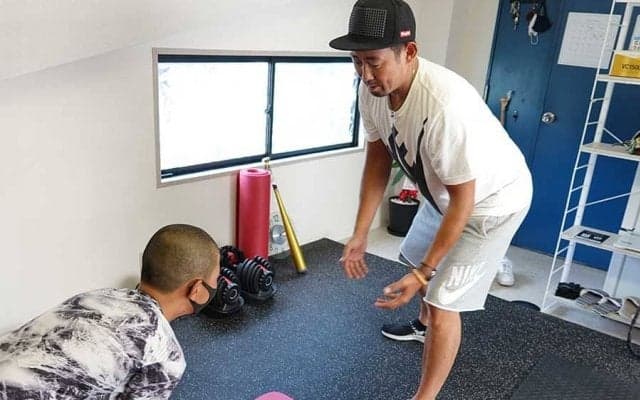 「グラブは一度、ヘソに」　元ドラ1が少年野球の子どもに伝えたい一塁送球のコツ